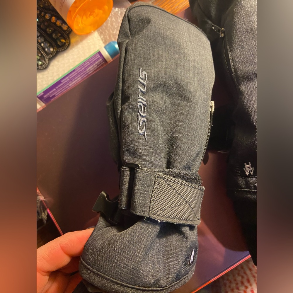 Seirus heatwave glove with amazing silver heat maintaining liner